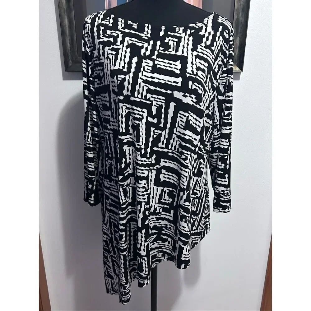 Travelers by Chico's Women’s Size 3 (XL) Black White Asymmetrical Tunic Top